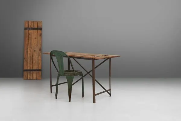 Illustration numéro 2 du produit Table d'appoint industrielle avec cadre en métal et plateau en bois et plateforme amovible.