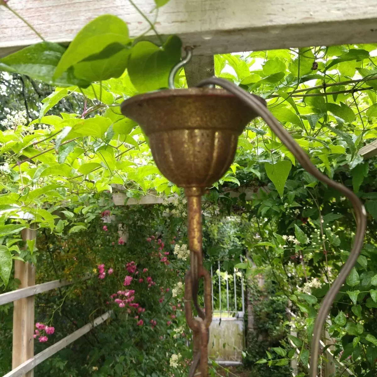 Illustration numéro 2 du produit Lustre tôle doré masca Italy années 60 Hollywood regency