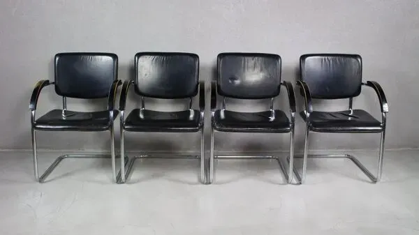 Illustration numéro 2 du produit Ensemble de 4 chaises de salon vintage tubulaire en acier