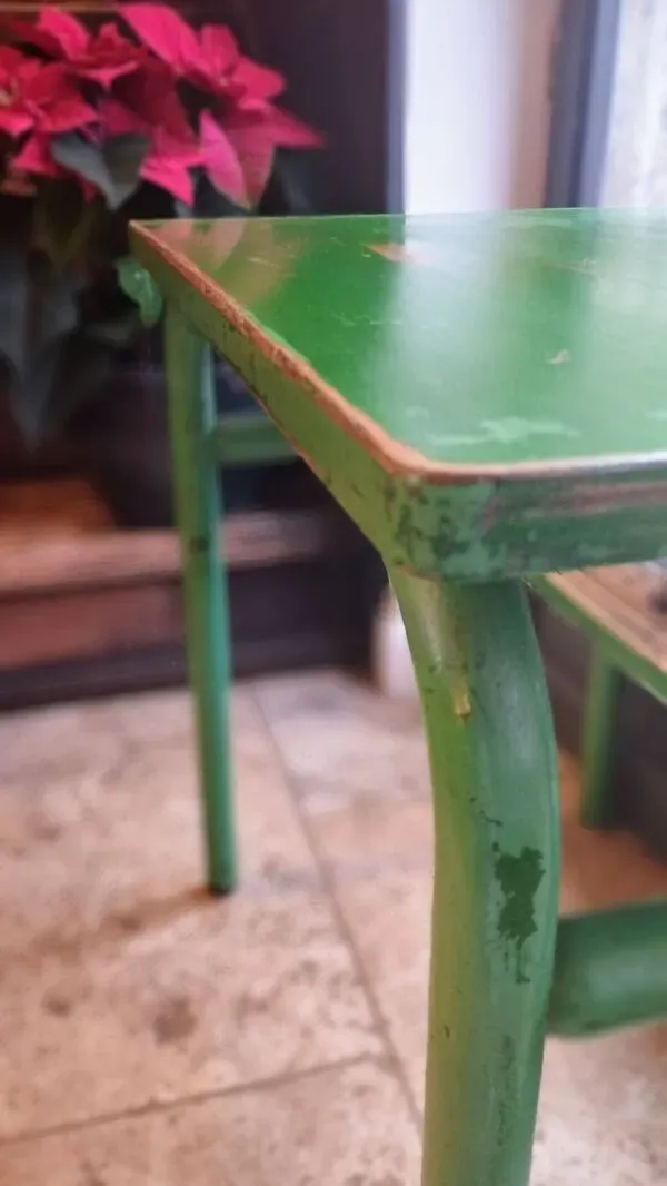 Illustration numéro 2 du produit Bureau d'écolier des années 1960 sur peinture verte d'origine