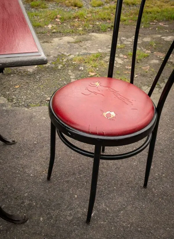 Illustration numéro 2 du produit Table et chaises bistrot