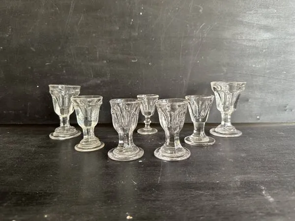 Illustration numéro 2 du produit Suite de verres à liqueur anciens en verre épais, esprit bistrot