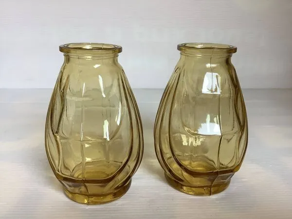 Illustration numéro 2 du produit Paire de petits vases jaune verre moulé