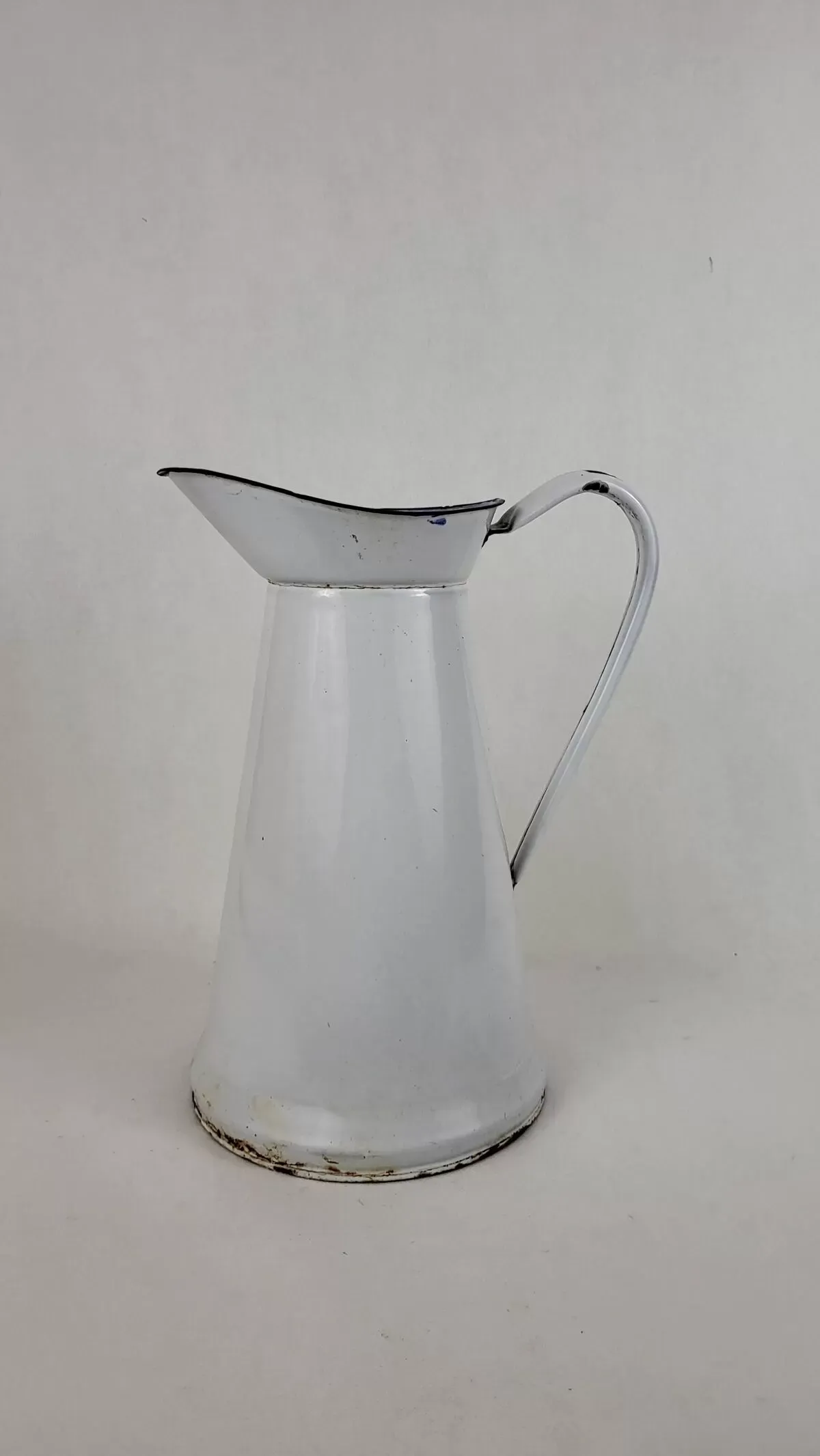 Illustration numéro 2 du produit Broc en tôle émaillée