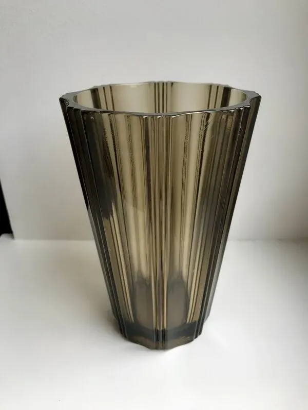 Illustration numéro 2 du produit Paire de vases en verre fumé plissés années 70