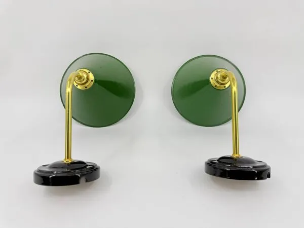 Illustration numéro 2 du produit Appliques en tôle émaillée