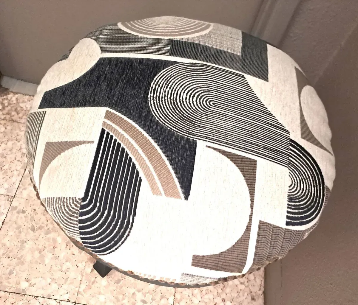 Illustration numéro 2 du produit Tabouret piano bois noir Art déco tissu restauration tapissière 1950 décoration salon