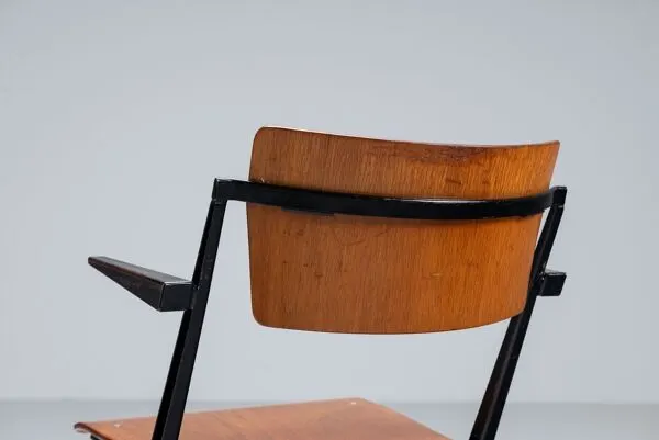 Illustration numéro 2 du produit 4 chaises de salle à manger Pyramid de Wim Rietveld Ahrend de Cirkel Pays-Bas 1960
