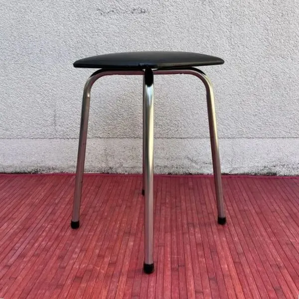 Illustration numéro 2 du produit Tabouret vintage en skaï noir