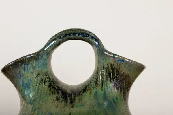 Illustration numéro 2 du produit Vase double col Art-Déco en grés flammé vert irisé par Alphonse Cytère.