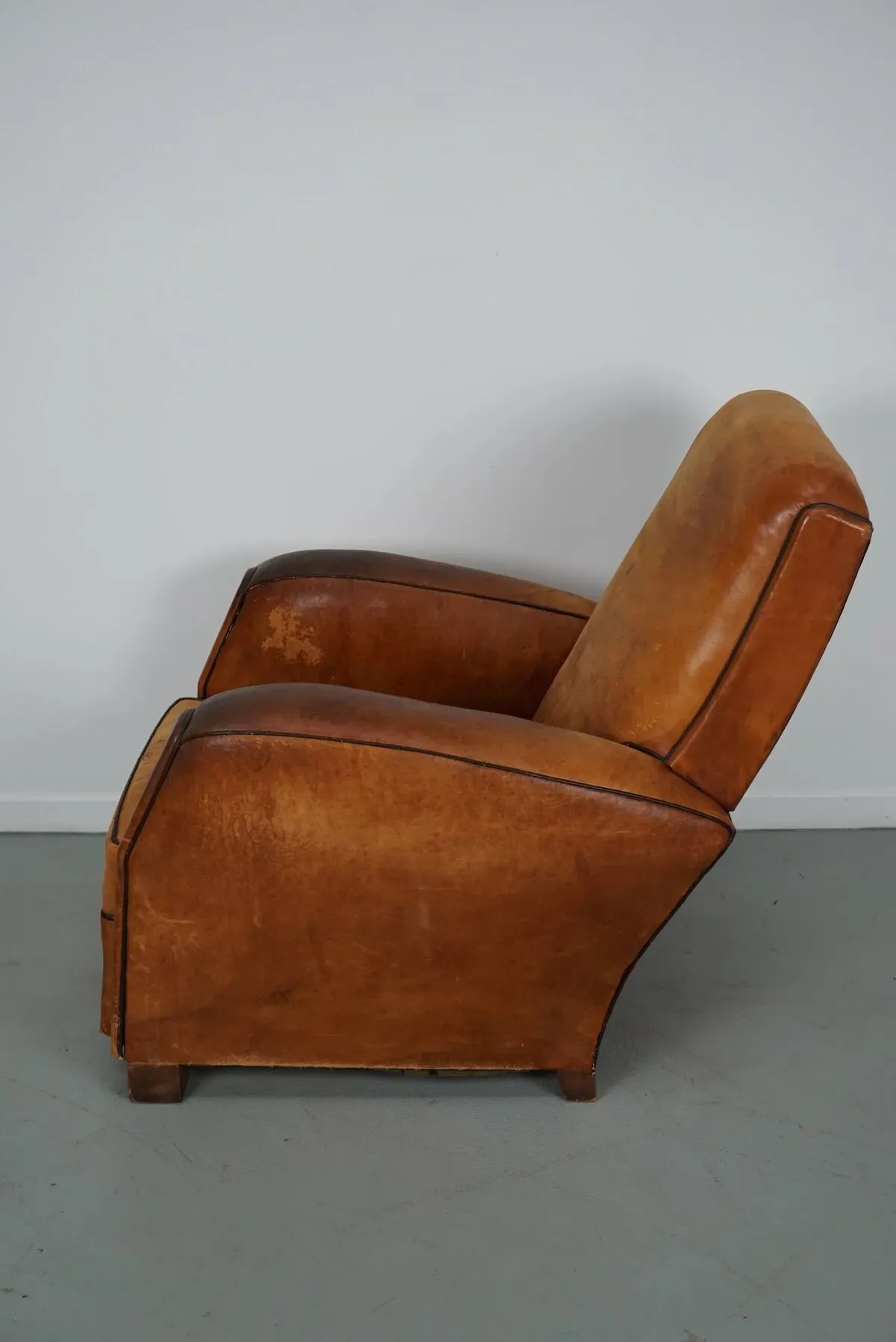 Illustration numéro 2 du produit Fauteuil club vintage en cuir couleur cognac français, années 1950