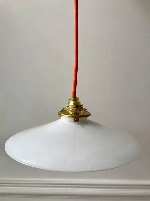 Illustration numéro 2 du produit Suspension en opaline lisse fil orange début XXème