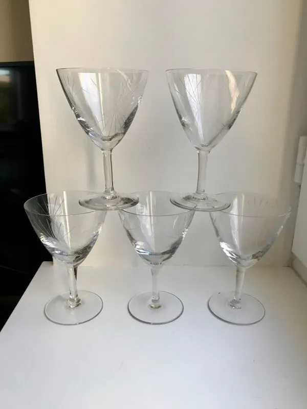 Illustration numéro 2 du produit Lot de 5 verres à vin gravés modèle étoile années 50