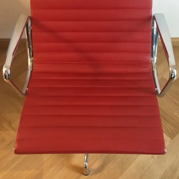 Illustration numéro 2 du produit Paire de fauteuils  EA116 aluminium par Charles & Ray Eames édition vitra