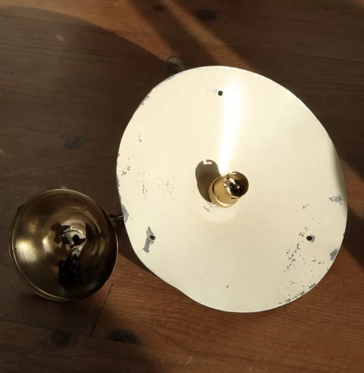 Illustration numéro 2 du produit Lampe suspension en laiton et métal Rockabilly rouge.