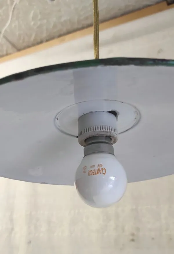 Illustration numéro 2 du produit Suspension industrielle en tôle émaillée et porcelaine - mid. XXeme