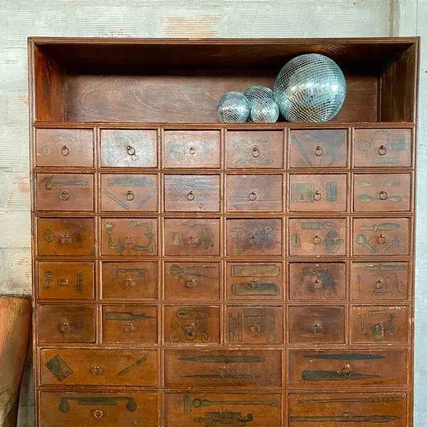 Illustration numéro 2 du produit Meuble de métier de quincailler