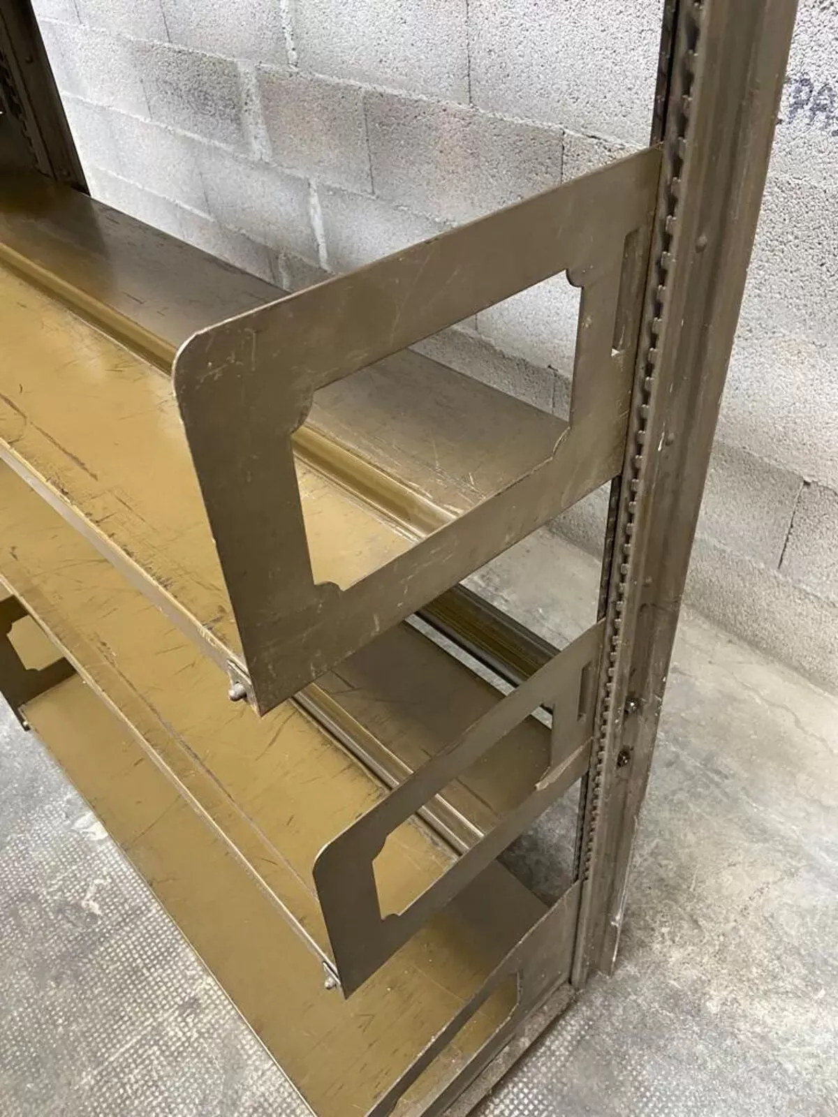 Illustration numéro 2 du produit Étagère industrielle métallique strafor 1930