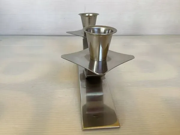 Illustration numéro 2 du produit Bougeoir double argenté moderniste