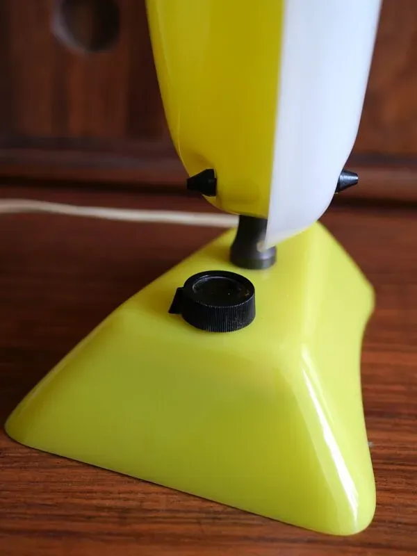 Illustration numéro 2 du produit Lampe en plexiglas 1950