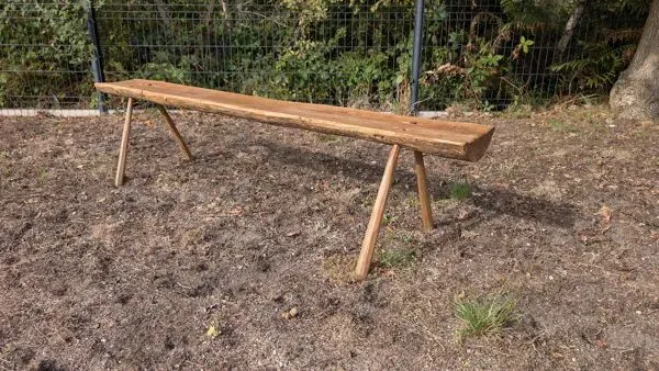 Illustration numéro 2 du produit Paire de bancs brutalistes en bois – esprit design années 70