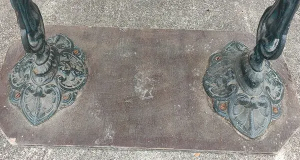 Illustration numéro 2 du produit Ancienne table de bistrot