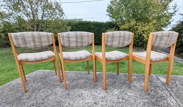 Illustration numéro 2 du produit 4 chaises scandinaves, 1970-80