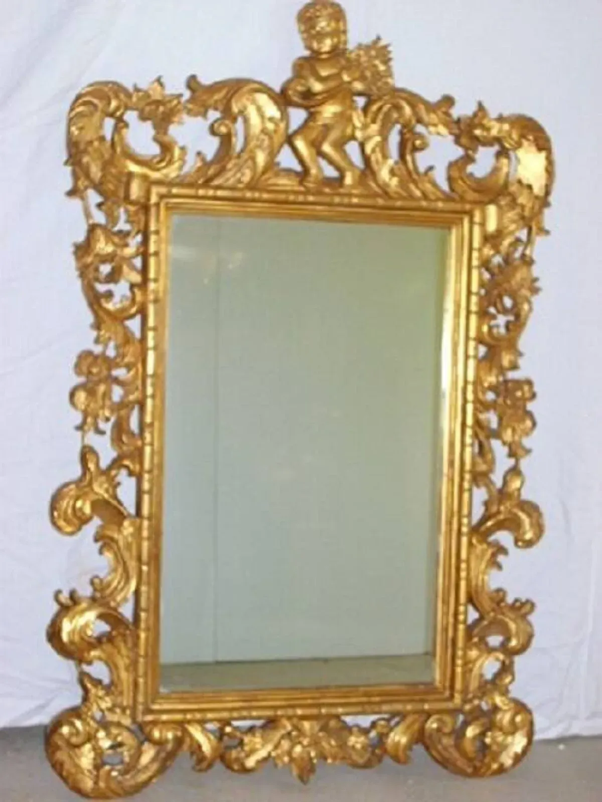 Illustration numéro 2 du produit Imposant Miroir, bois sculpté doré, à décor de Putto