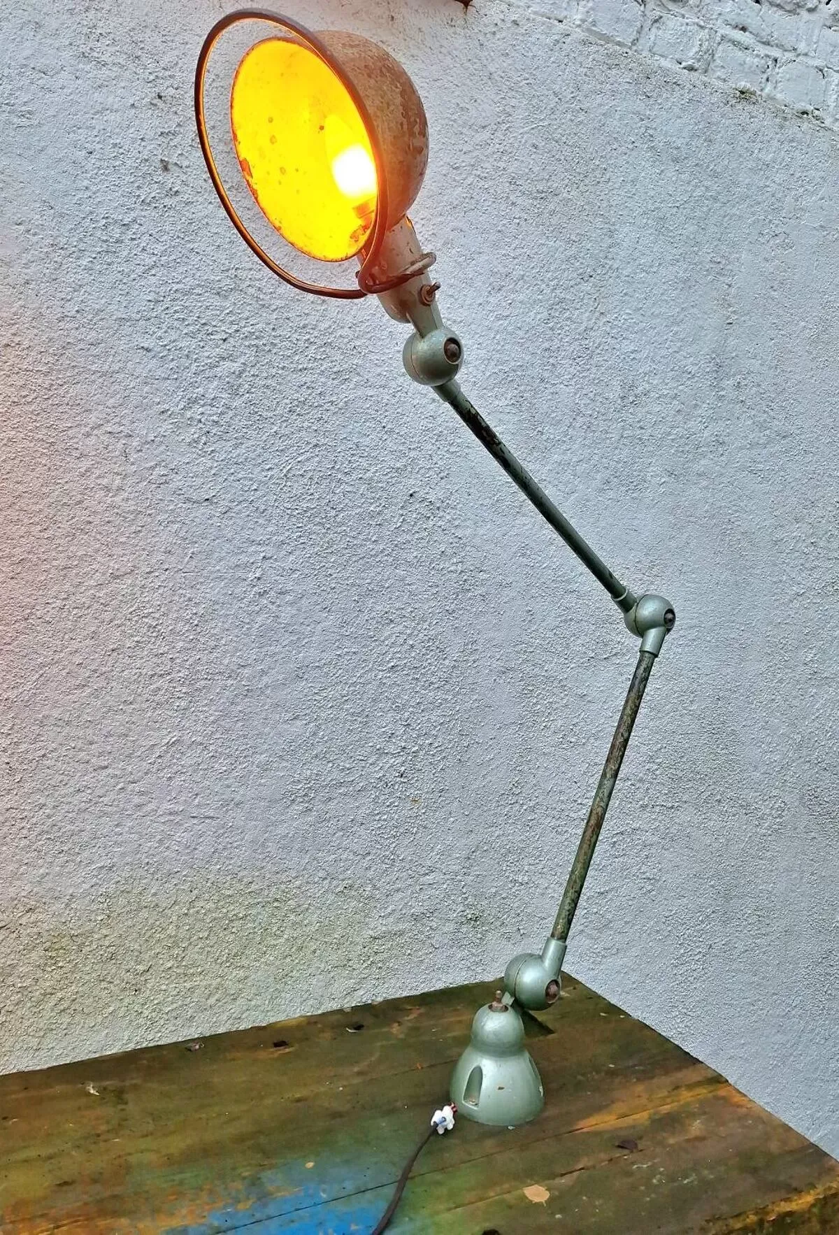 Illustration numéro 2 du produit Lampe vintage Jieldé 2 bras