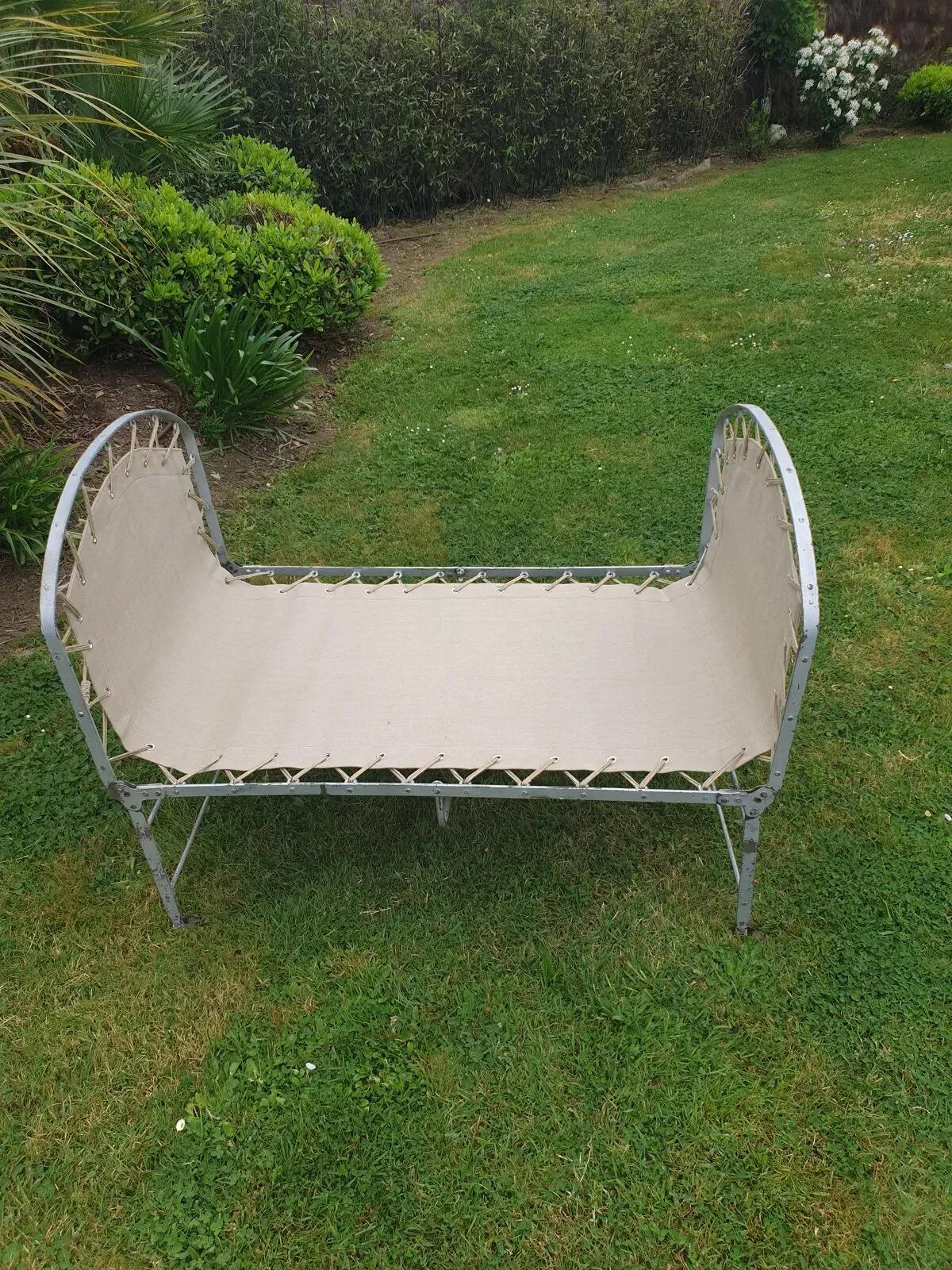 Illustration numéro 2 du produit Lit de camp