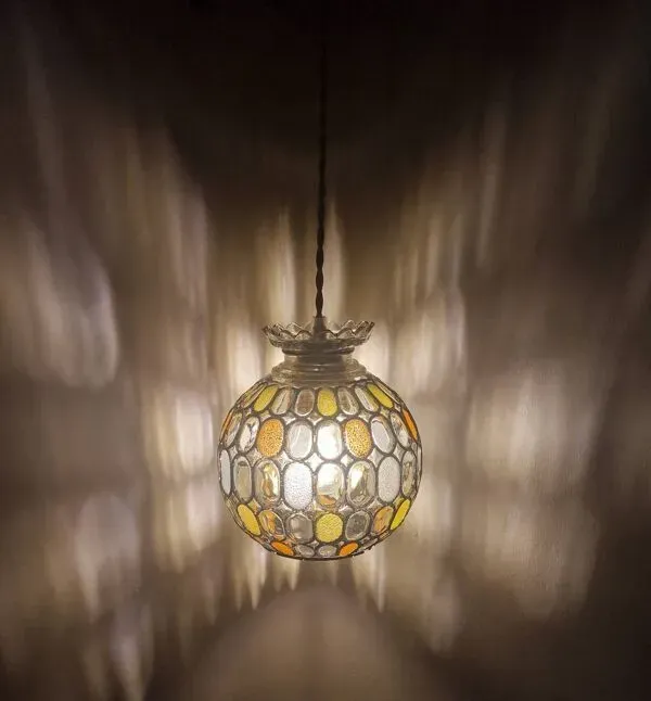 Illustration numéro 2 du produit Suspension globe vintage effet vitraux