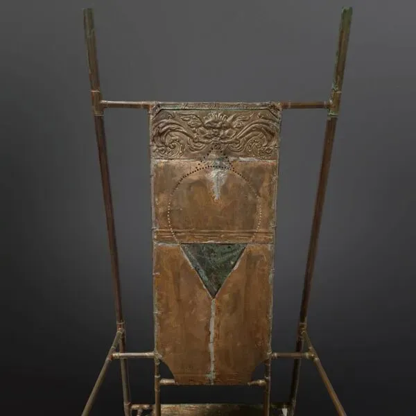 Illustration numéro 2 du produit Chaise trône en cuivre et laiton par Cor de Ree, Pays-Bas 1990