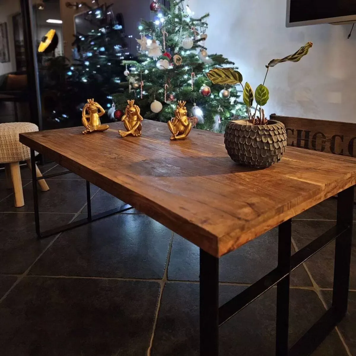 Illustration numéro 2 du produit Table basse artisanale en bois exotique & acier plié - indus