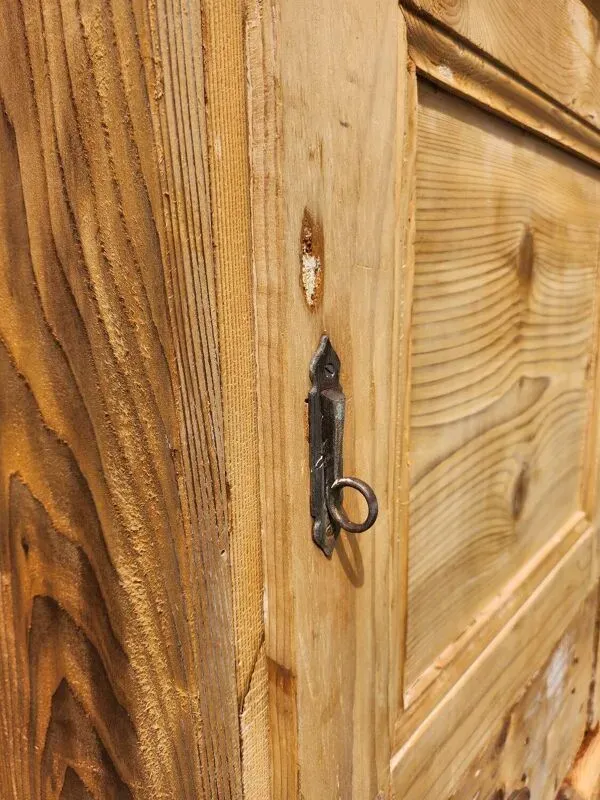 Illustration numéro 2 du produit Ancien meuble de métier 3 tiroirs et 3 portes