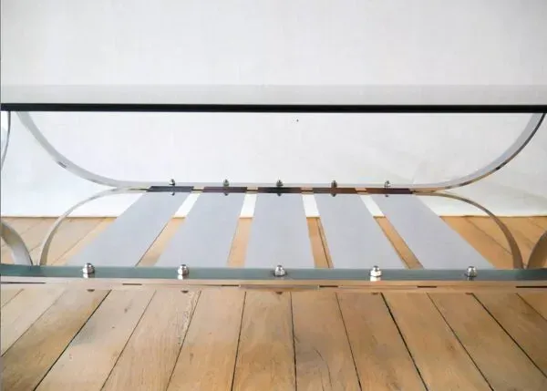 Illustration numéro 2 du produit Table basse rectangulaire en verre fumé et chrome double plateaux Design 1970