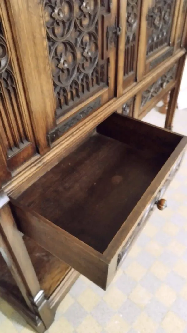 Illustration numéro 2 du produit Dressoir gothique en chêne et noyer – École française, XIXᵉ siècle
