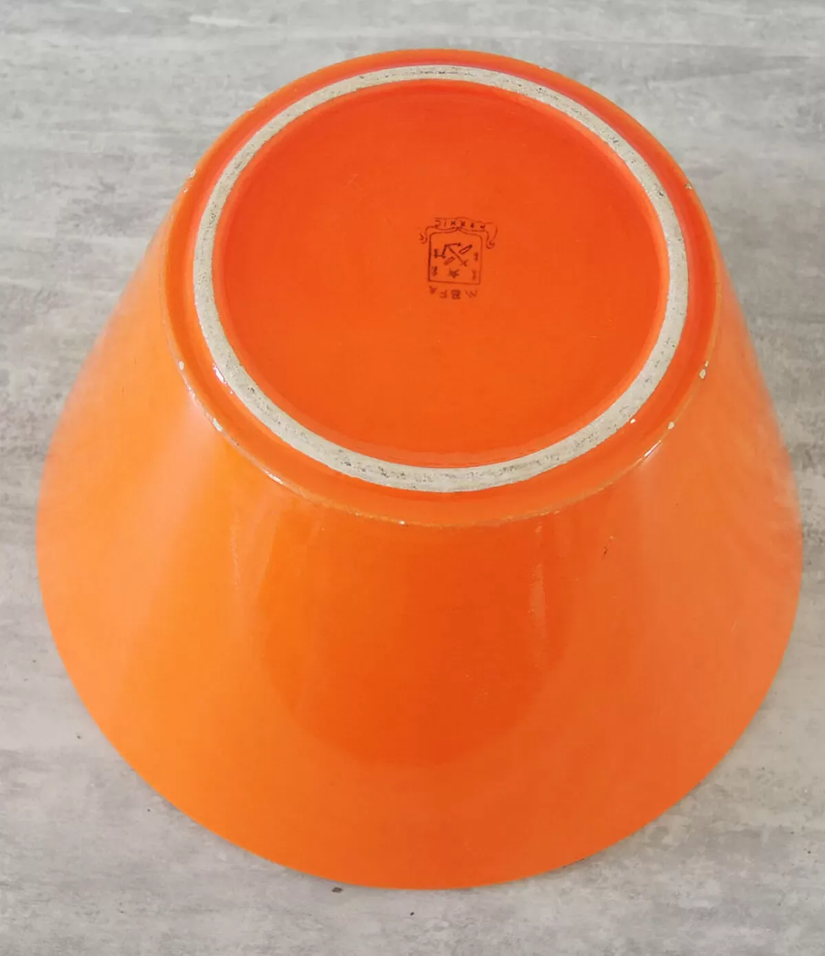 Illustration numéro 2 du produit Saladier en faïence orange MBFA Pornic