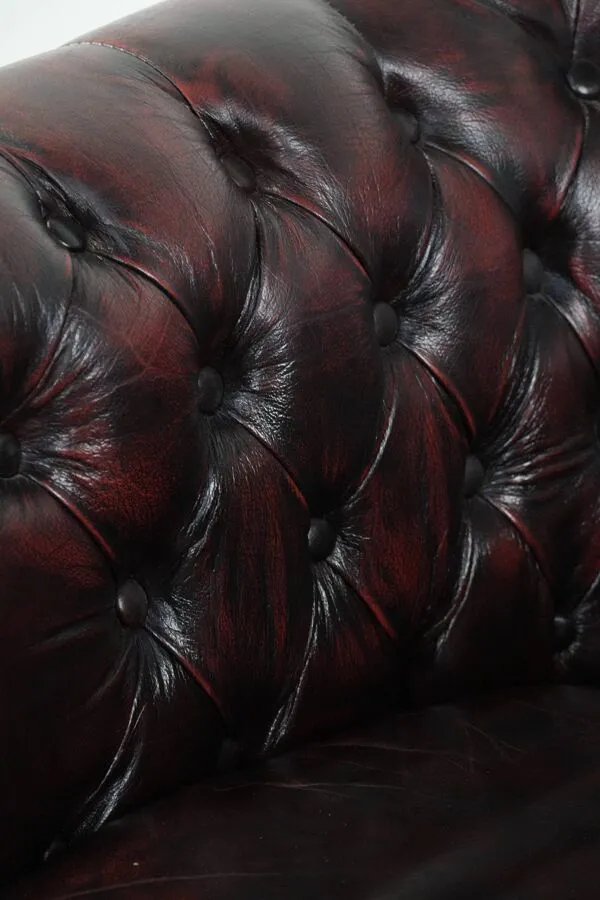 Illustration numéro 2 du produit Fauteuil club Chesterfield en cuir de vache dans un style anglais classique.