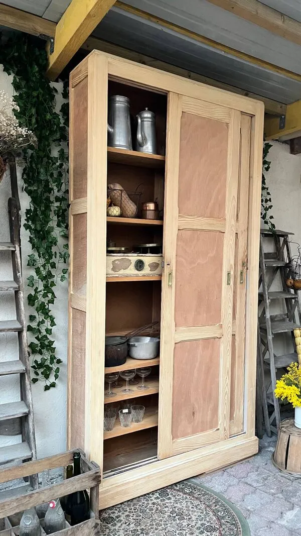 Illustration numéro 2 du produit Meuble de métier, armoire en bois