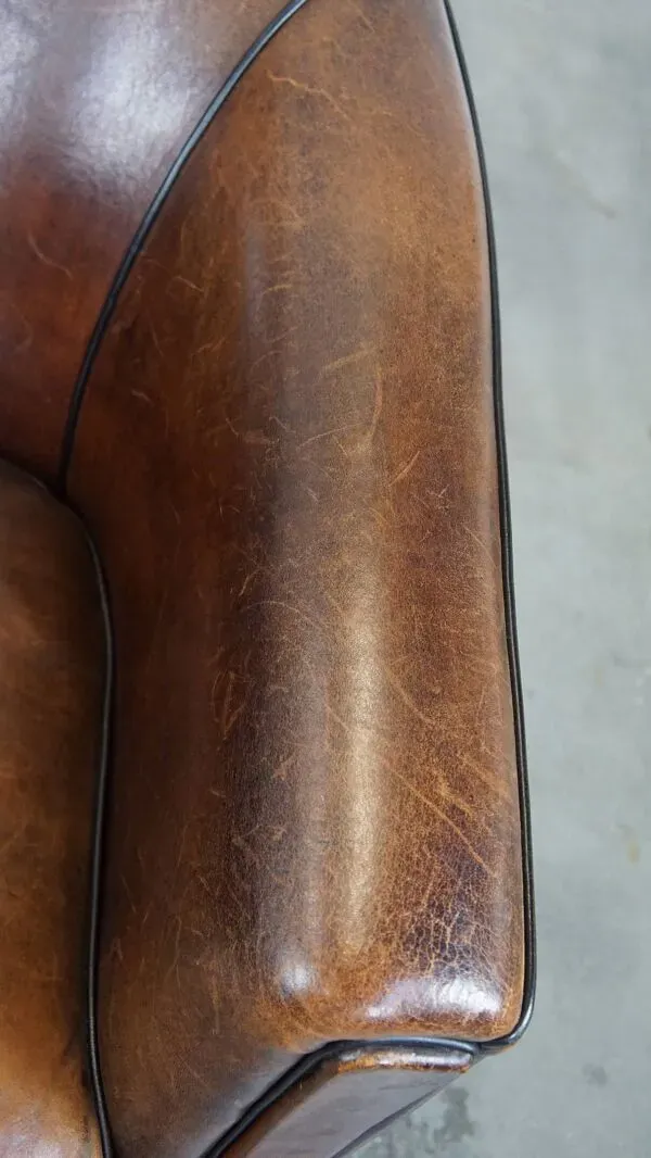 Illustration numéro 2 du produit Fauteuil club en cuir de mouton avec passepoil noir