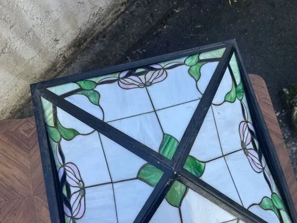 Illustration numéro 2 du produit Abat-Jour Plafonnier Carré Type Tiffany – Vitraux Floraux style Art Nouveau