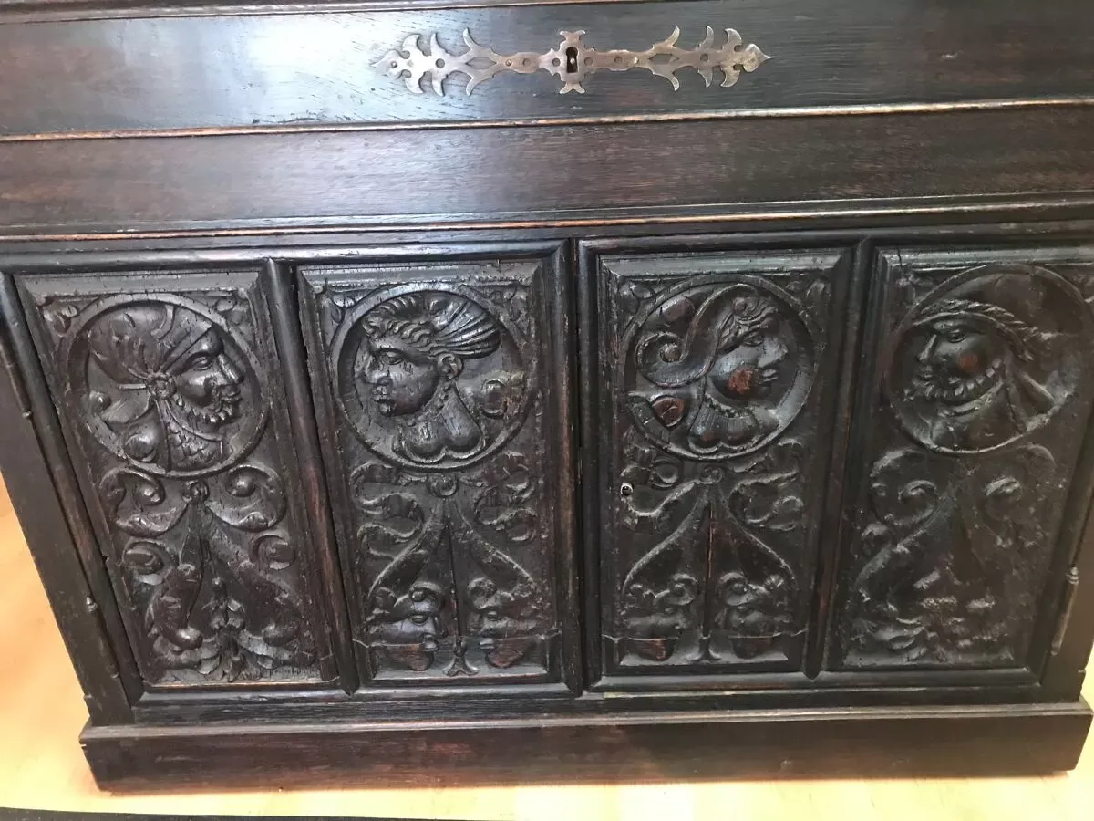 Illustration numéro 2 du produit Buffet bas style gothique epoque louis xiii