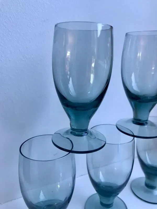 Illustration numéro 2 du produit Lot de 5 verres à liqueur en verre fumé design années 70