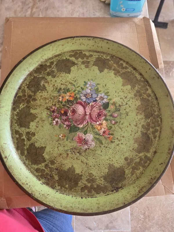 Illustration numéro 2 du produit Plateau metal décor floral