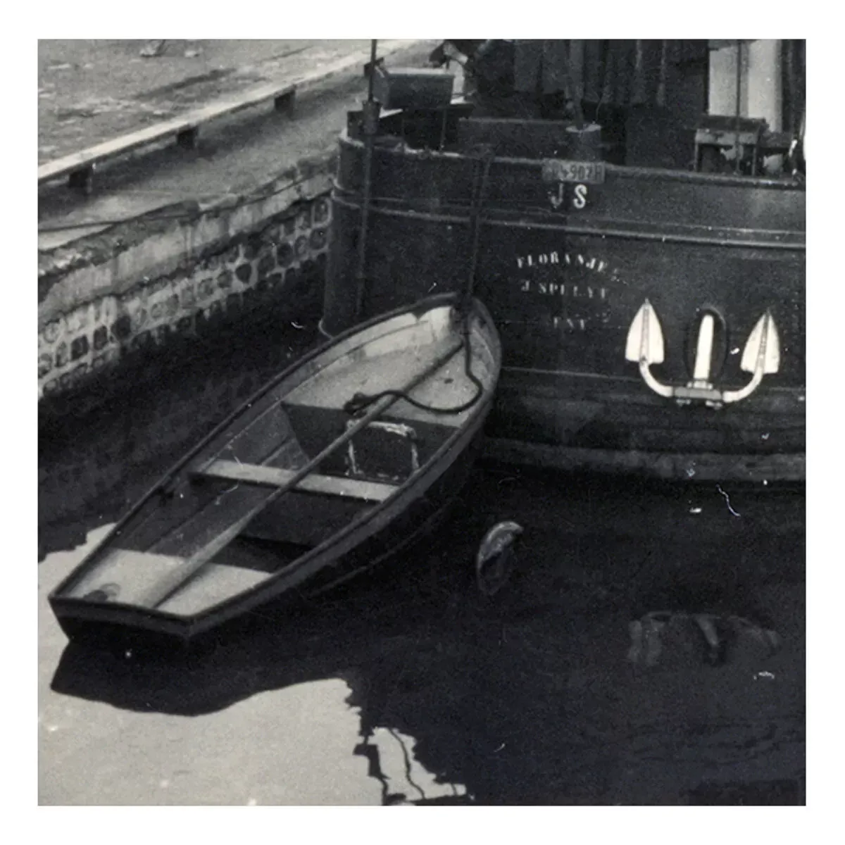 Illustration numéro 2 du produit Photo ancienne d'une péniche sur un canal au Nord de Paris