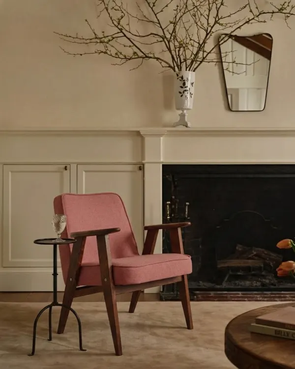 Illustration numéro 2 du produit Fauteuil rétro en laine rose indien, remanié.