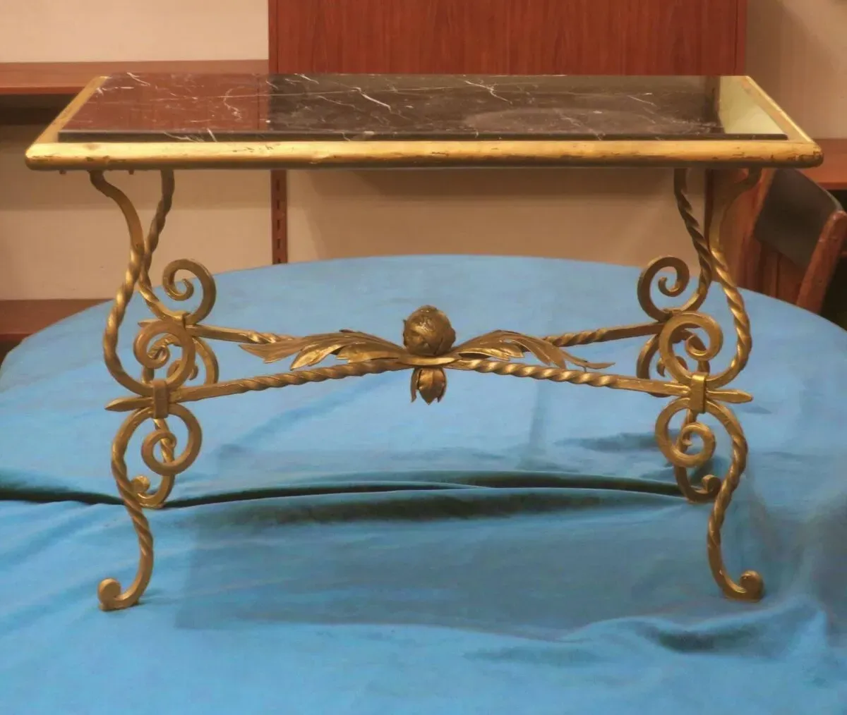 Illustration numéro 2 du produit Table basse en fer forgé, plateau en marbre veiné, 1940-1950