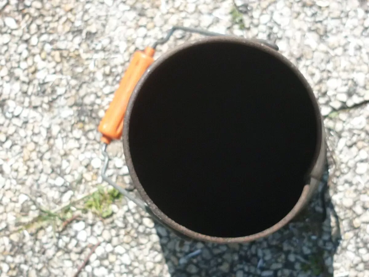 Illustration numéro 2 du produit Seau à charbon en tôle émaillée bleu ancien