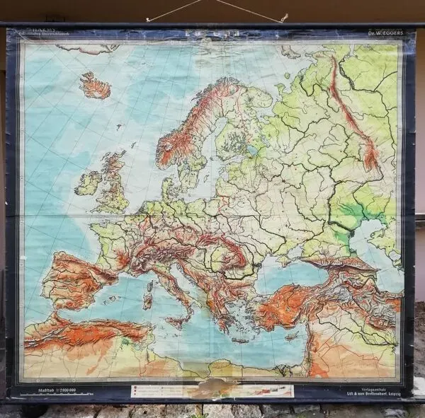 Illustration numéro 2 du produit Carte géographique scolaire allemande 1940-41   220x220cm