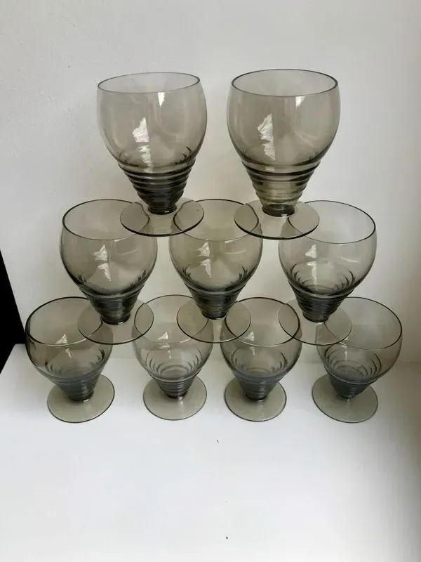 Illustration numéro 2 du produit Ensemble de 9 verres à liqueur art déco en verre fumé années 30-40